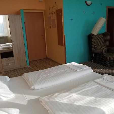 Hotel Hubert Nové Zámky Esterno foto