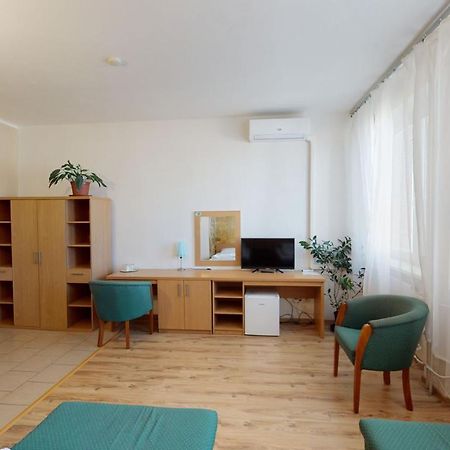 Hotel Hubert Nové Zámky Esterno foto