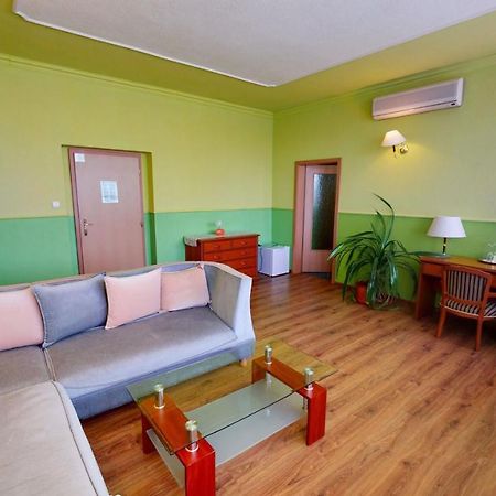 Hotel Hubert Nové Zámky Esterno foto