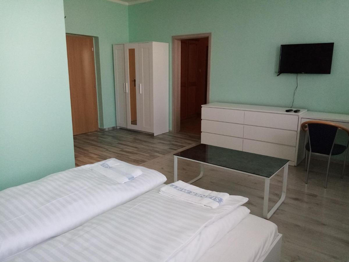 Hotel Hubert Nové Zámky Esterno foto