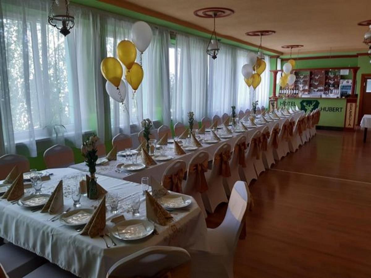 Hotel Hubert Nové Zámky Esterno foto