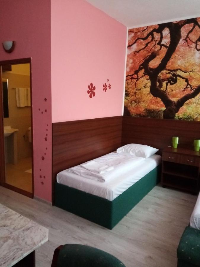 Hotel Hubert Nové Zámky Esterno foto