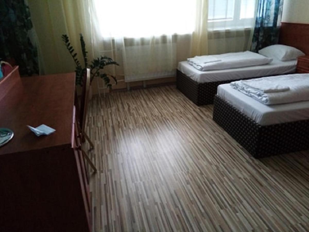Hotel Hubert Nové Zámky Esterno foto
