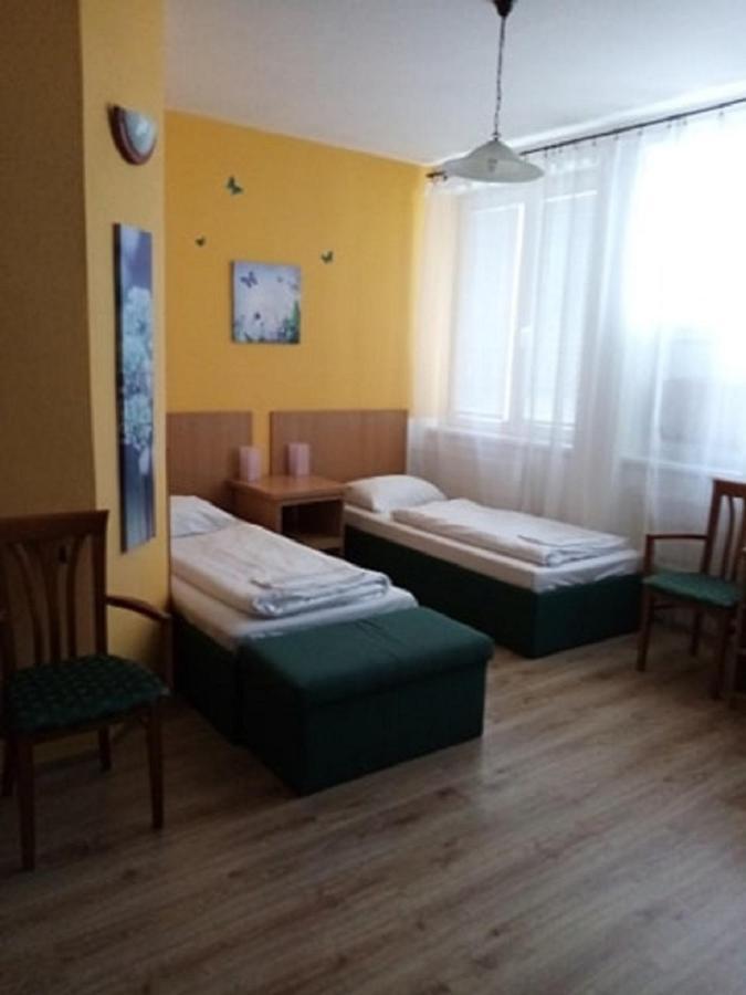 Hotel Hubert Nové Zámky Esterno foto