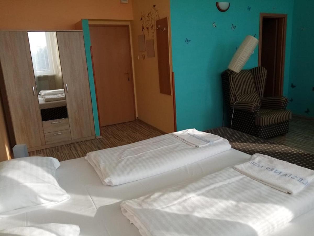 Hotel Hubert Nové Zámky Esterno foto