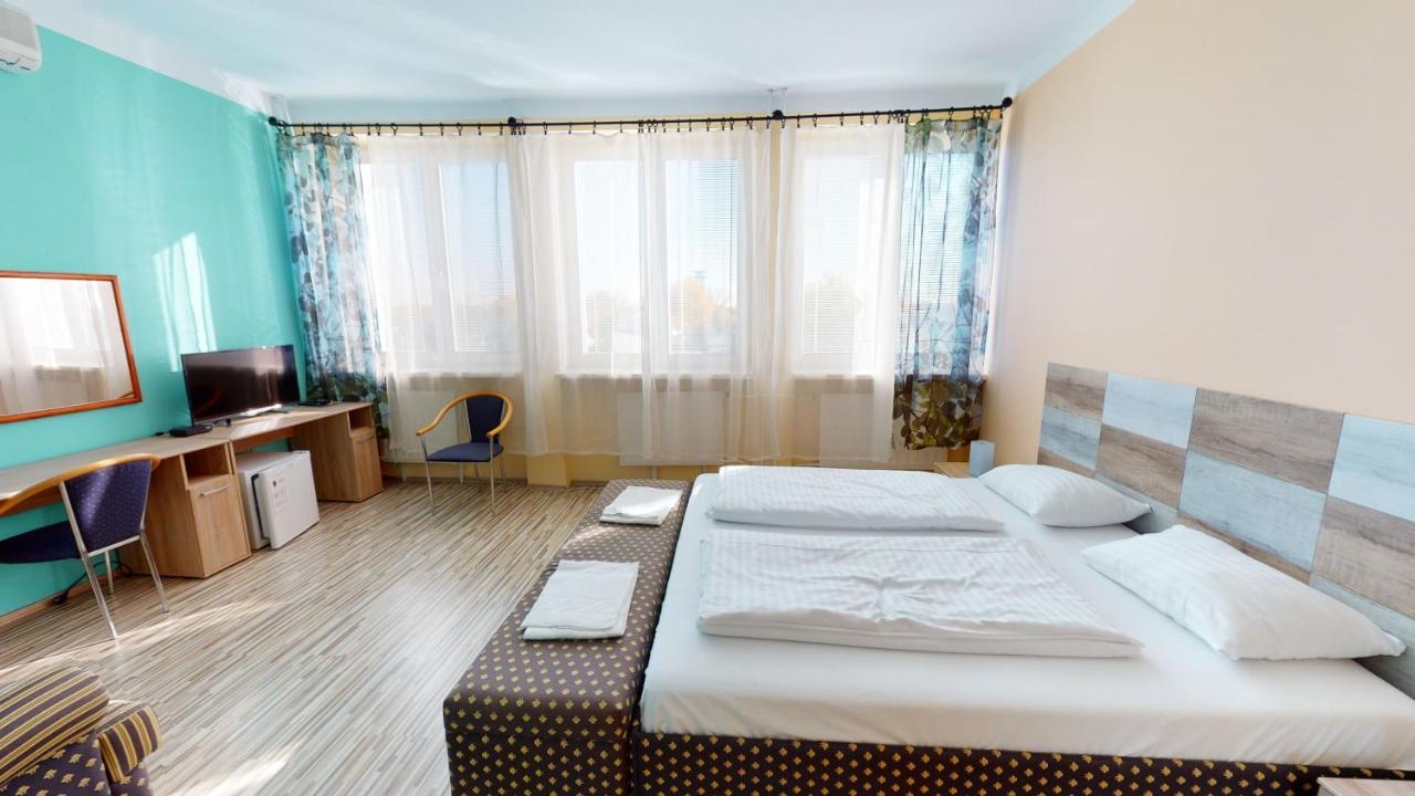 Hotel Hubert Nové Zámky Esterno foto