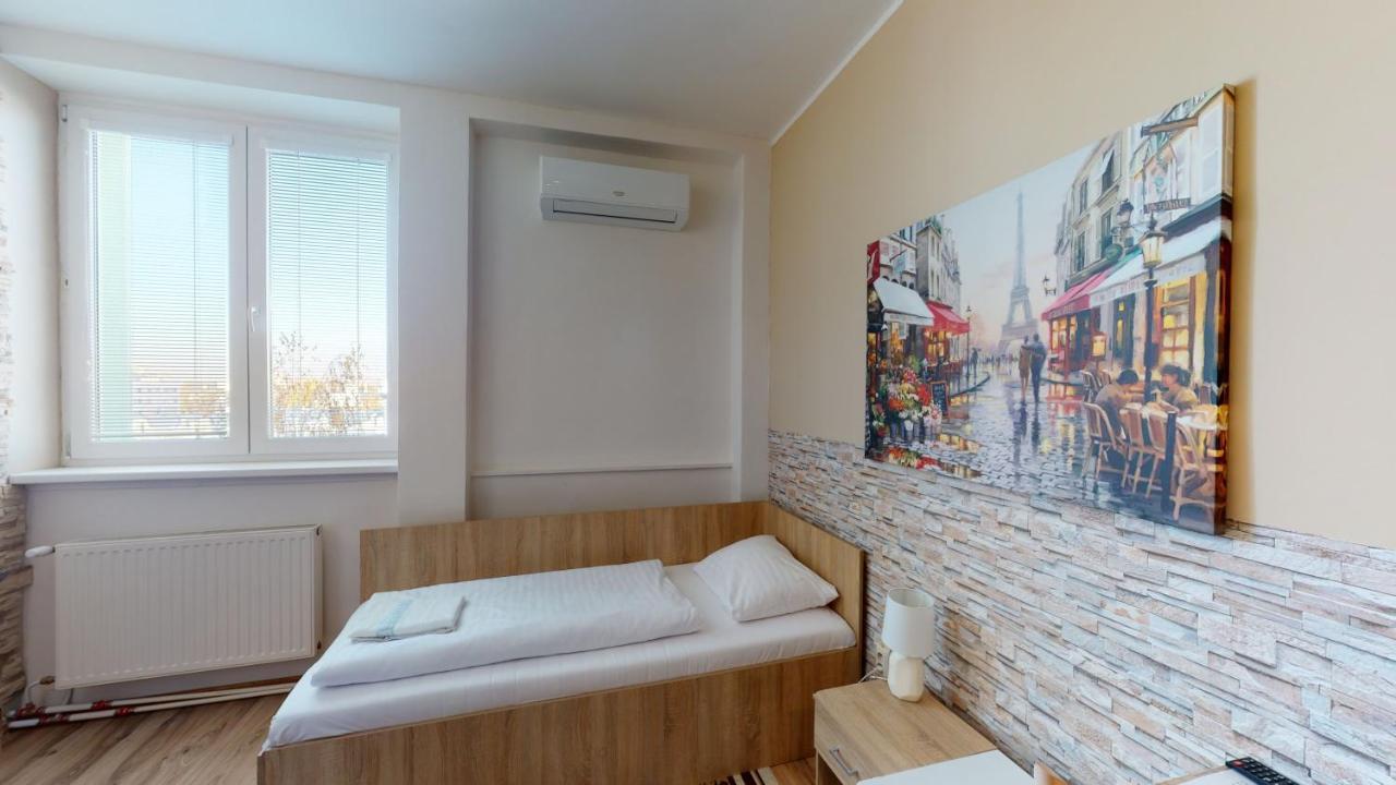 Hotel Hubert Nové Zámky Esterno foto