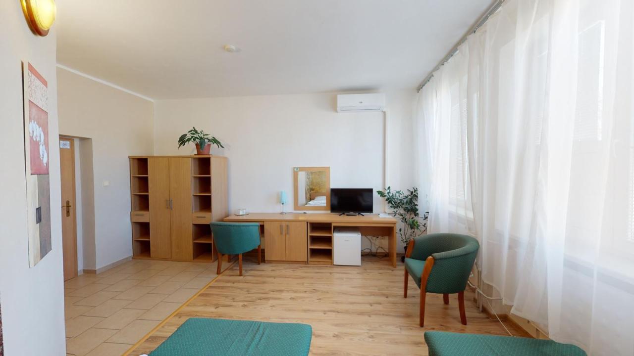 Hotel Hubert Nové Zámky Esterno foto