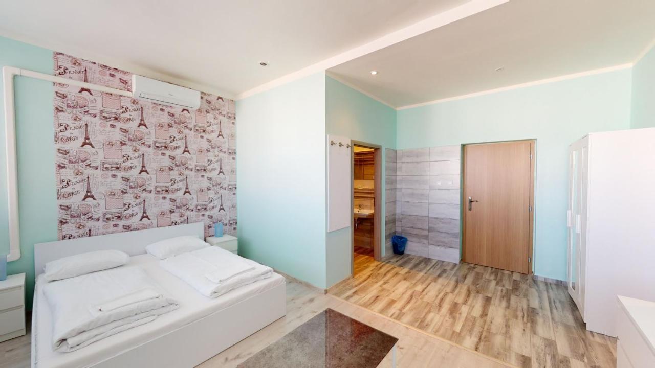 Hotel Hubert Nové Zámky Esterno foto