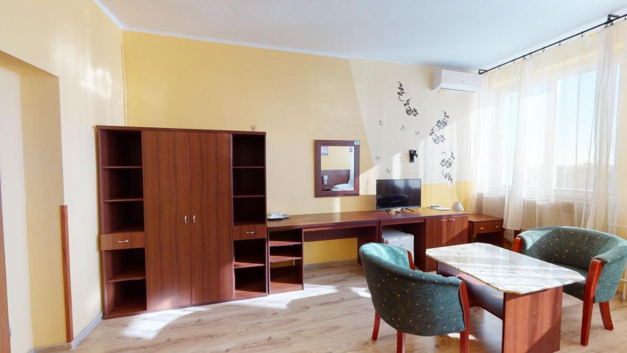 Hotel Hubert Nové Zámky Esterno foto