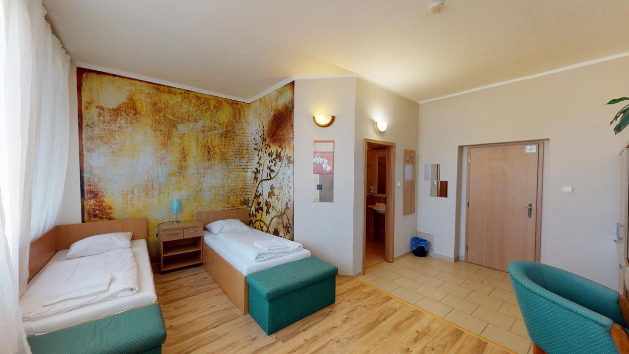 Hotel Hubert Nové Zámky Esterno foto
