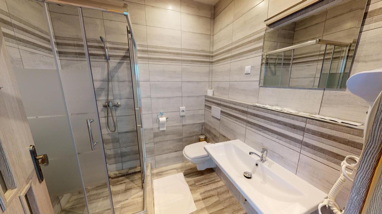 Hotel Hubert Nové Zámky Esterno foto