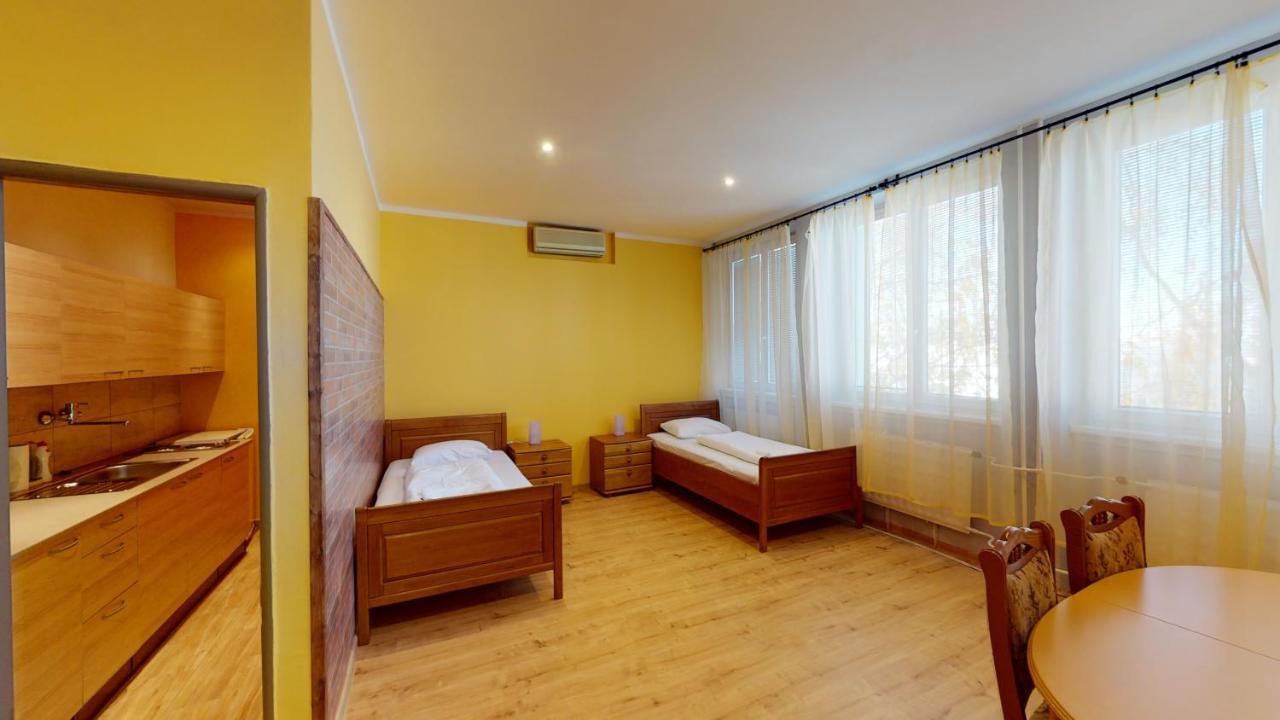 Hotel Hubert Nové Zámky Esterno foto