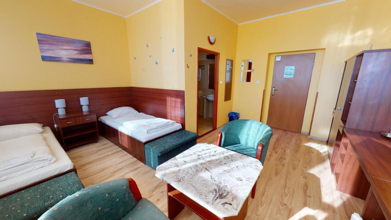 Hotel Hubert Nové Zámky Esterno foto