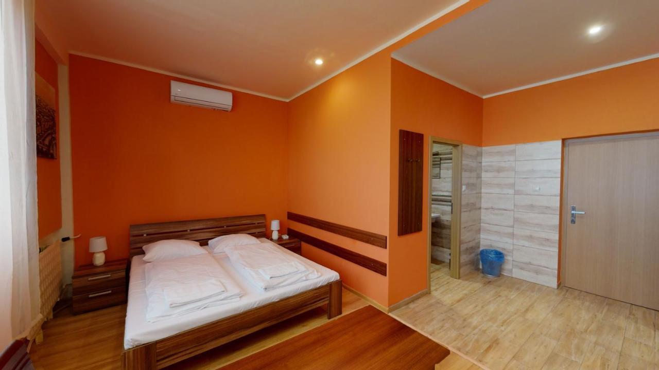 Hotel Hubert Nové Zámky Esterno foto