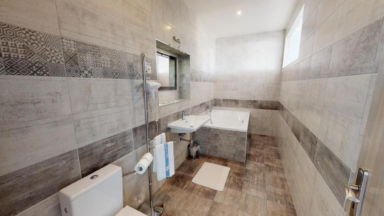 Hotel Hubert Nové Zámky Esterno foto