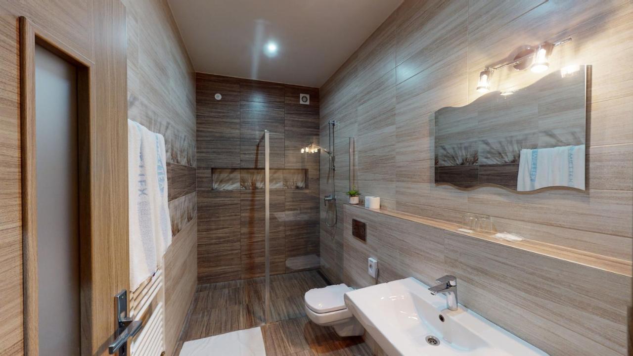 Hotel Hubert Nové Zámky Esterno foto
