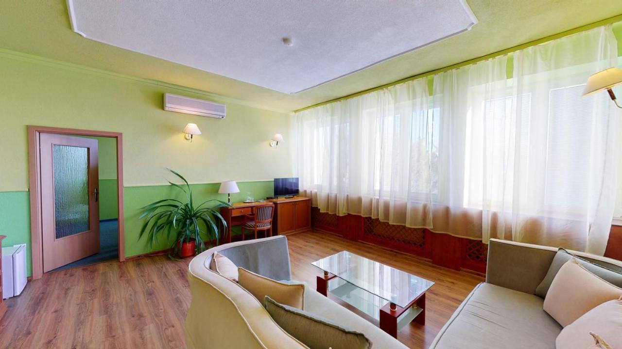 Hotel Hubert Nové Zámky Esterno foto
