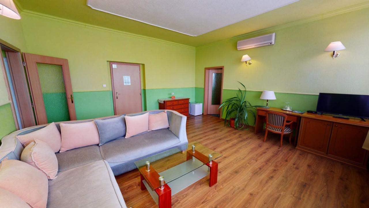Hotel Hubert Nové Zámky Esterno foto