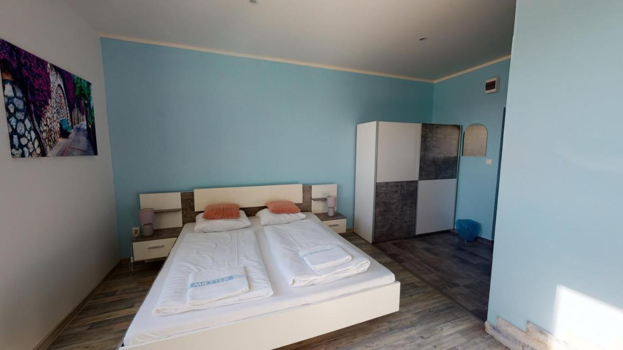 Hotel Hubert Nové Zámky Esterno foto