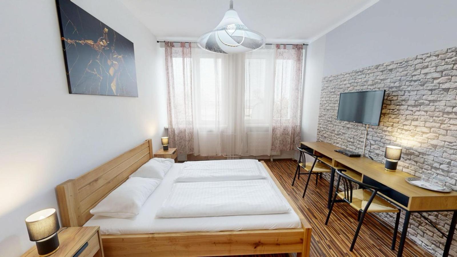 Hotel Hubert Nové Zámky Esterno foto