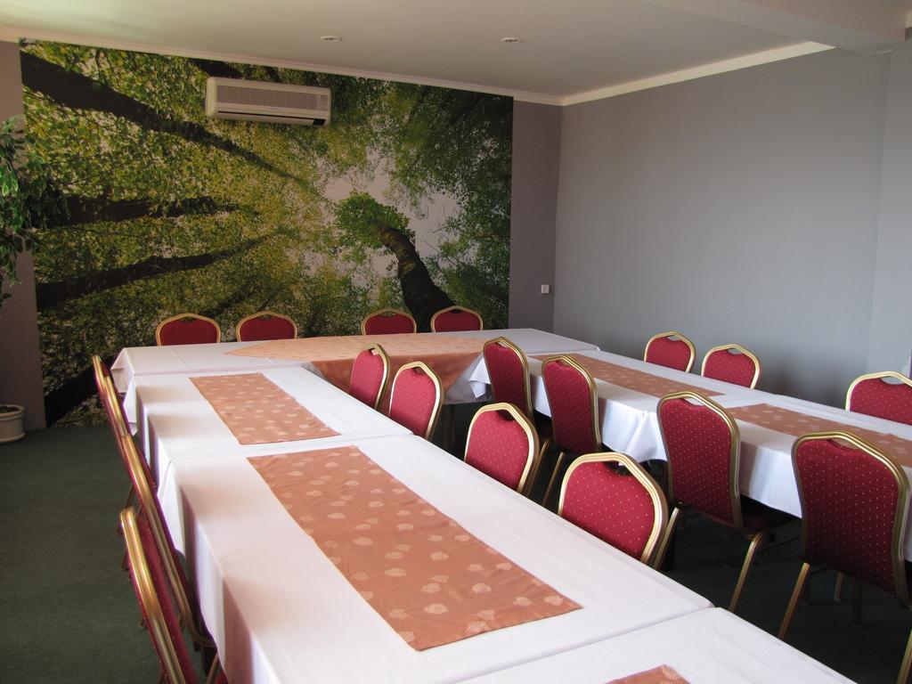 Hotel Hubert Nové Zámky Esterno foto