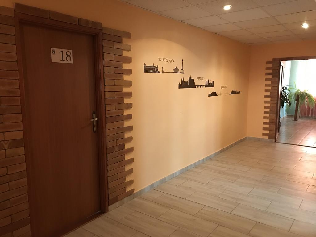 Hotel Hubert Nové Zámky Esterno foto