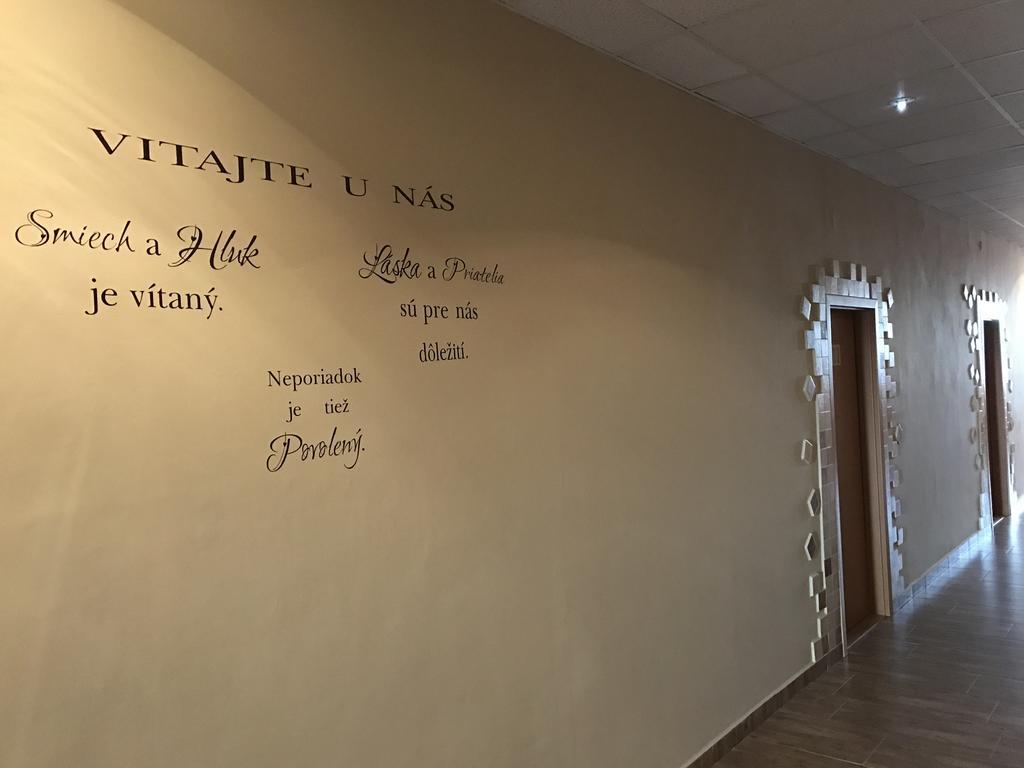 Hotel Hubert Nové Zámky Esterno foto