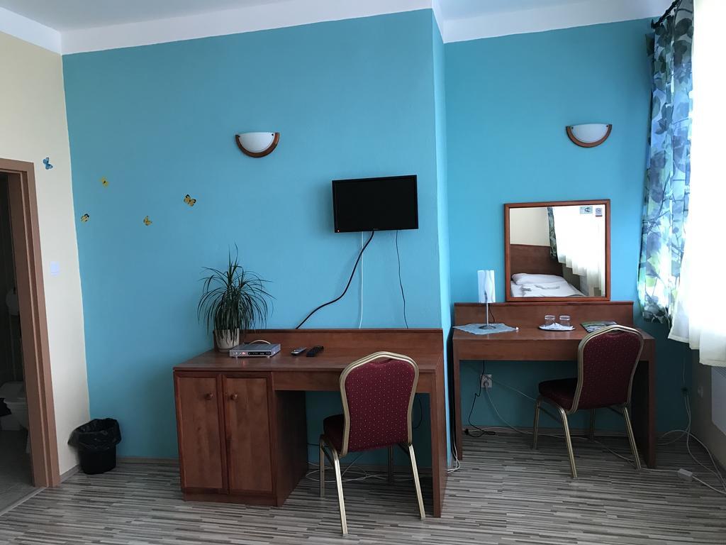 Hotel Hubert Nové Zámky Esterno foto