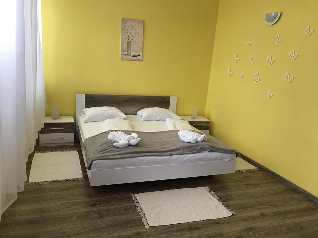 Hotel Hubert Nové Zámky Esterno foto