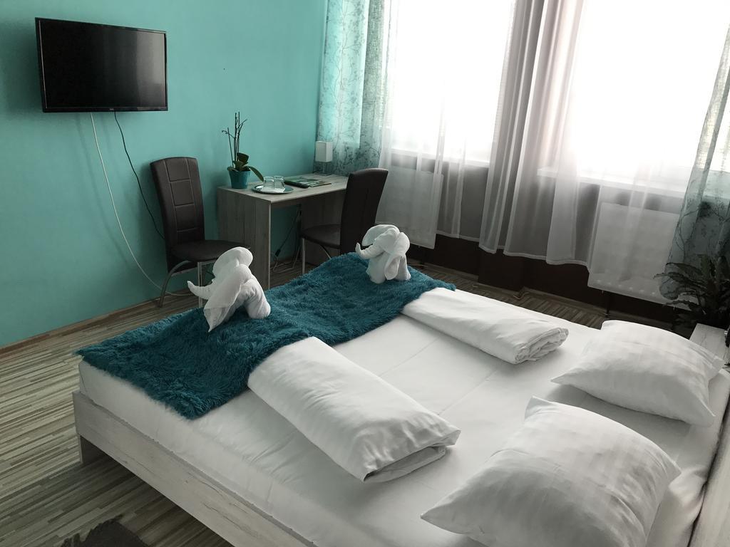 Hotel Hubert Nové Zámky Esterno foto