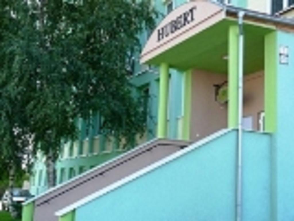 Hotel Hubert Nové Zámky Esterno foto
