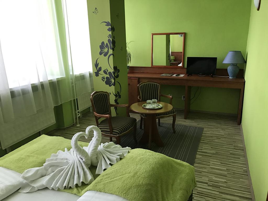 Hotel Hubert Nové Zámky Esterno foto