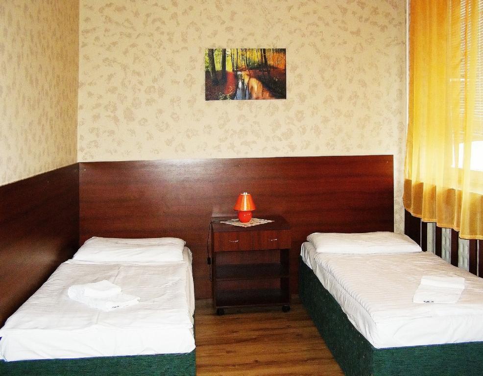 Hotel Hubert Nové Zámky Esterno foto