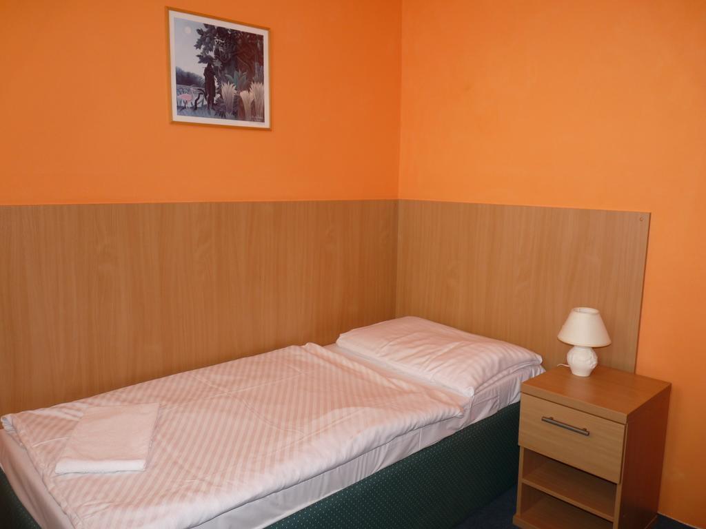 Hotel Hubert Nové Zámky Esterno foto