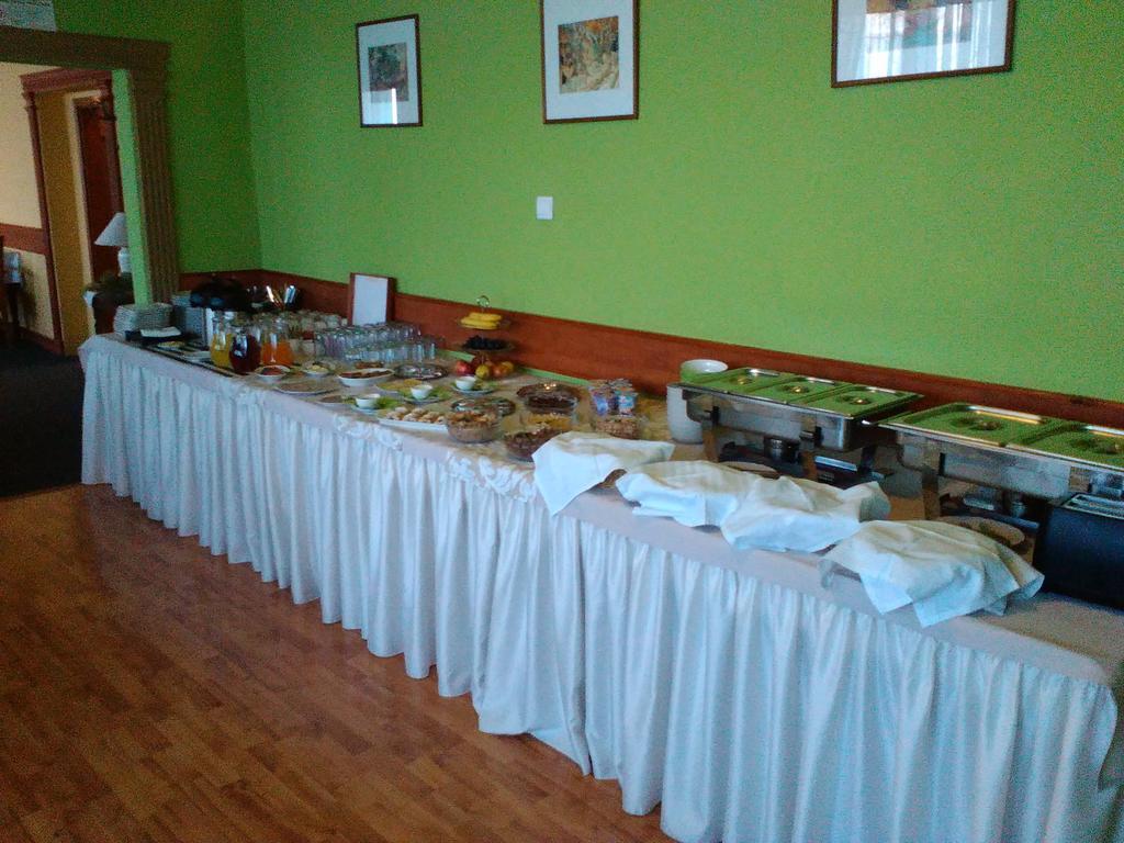 Hotel Hubert Nové Zámky Esterno foto