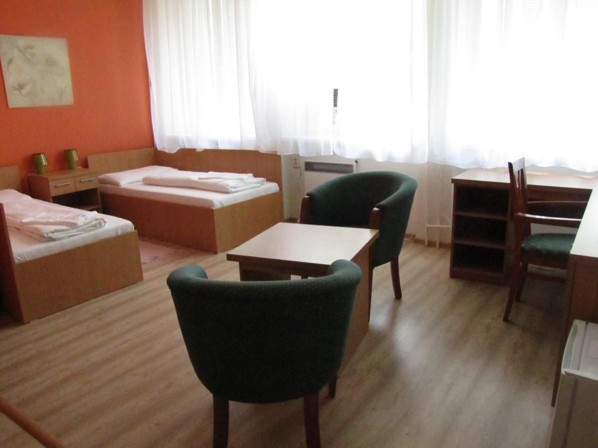 Hotel Hubert Nové Zámky Esterno foto