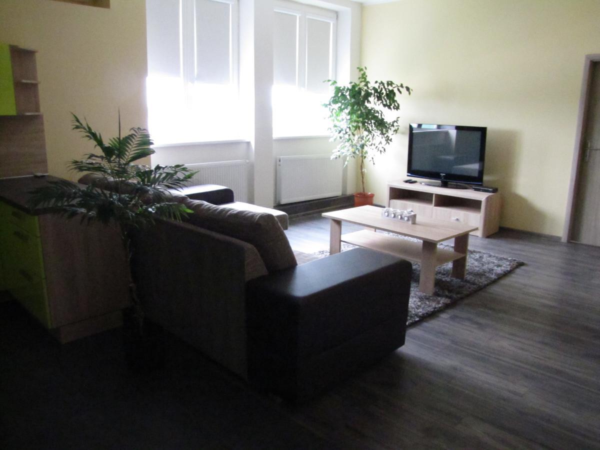 Hotel Hubert Nové Zámky Esterno foto