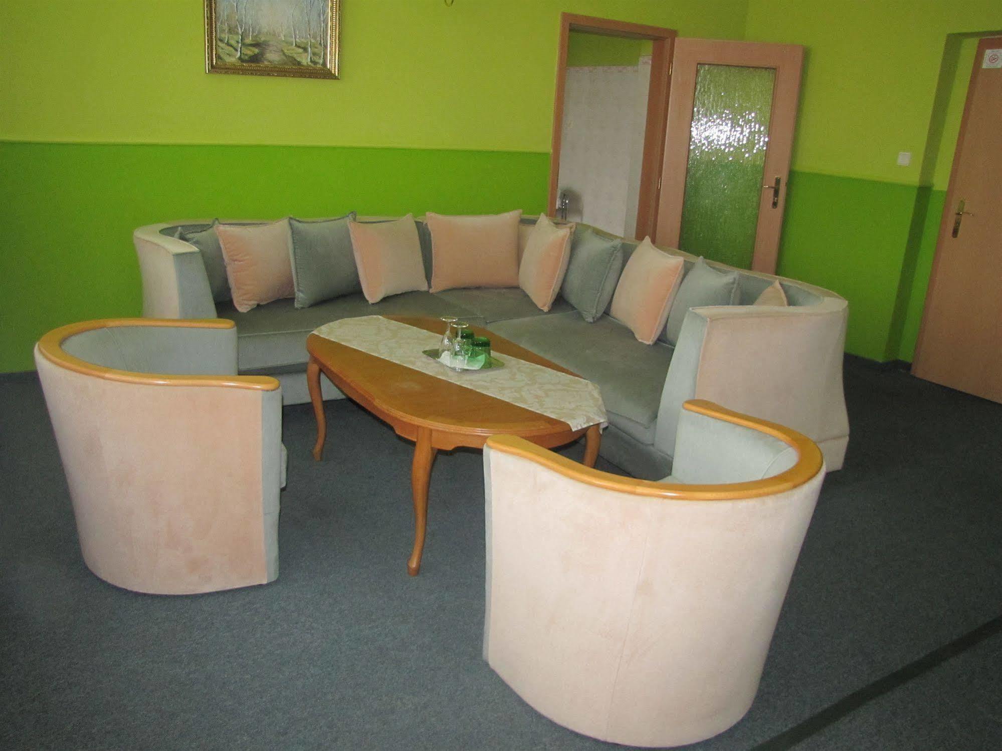 Hotel Hubert Nové Zámky Esterno foto