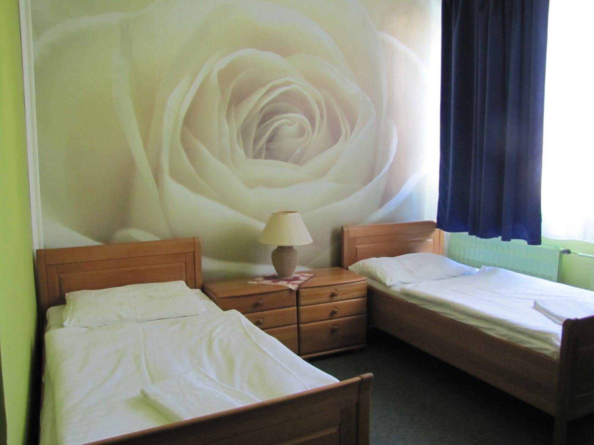 Hotel Hubert Nové Zámky Esterno foto