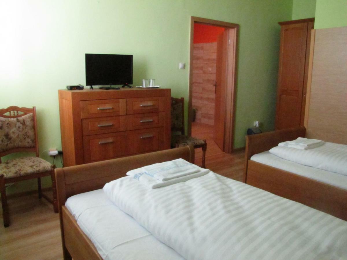 Hotel Hubert Nové Zámky Esterno foto