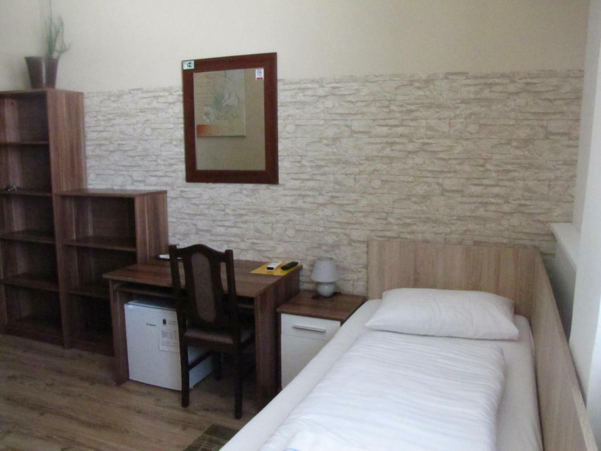 Hotel Hubert Nové Zámky Esterno foto