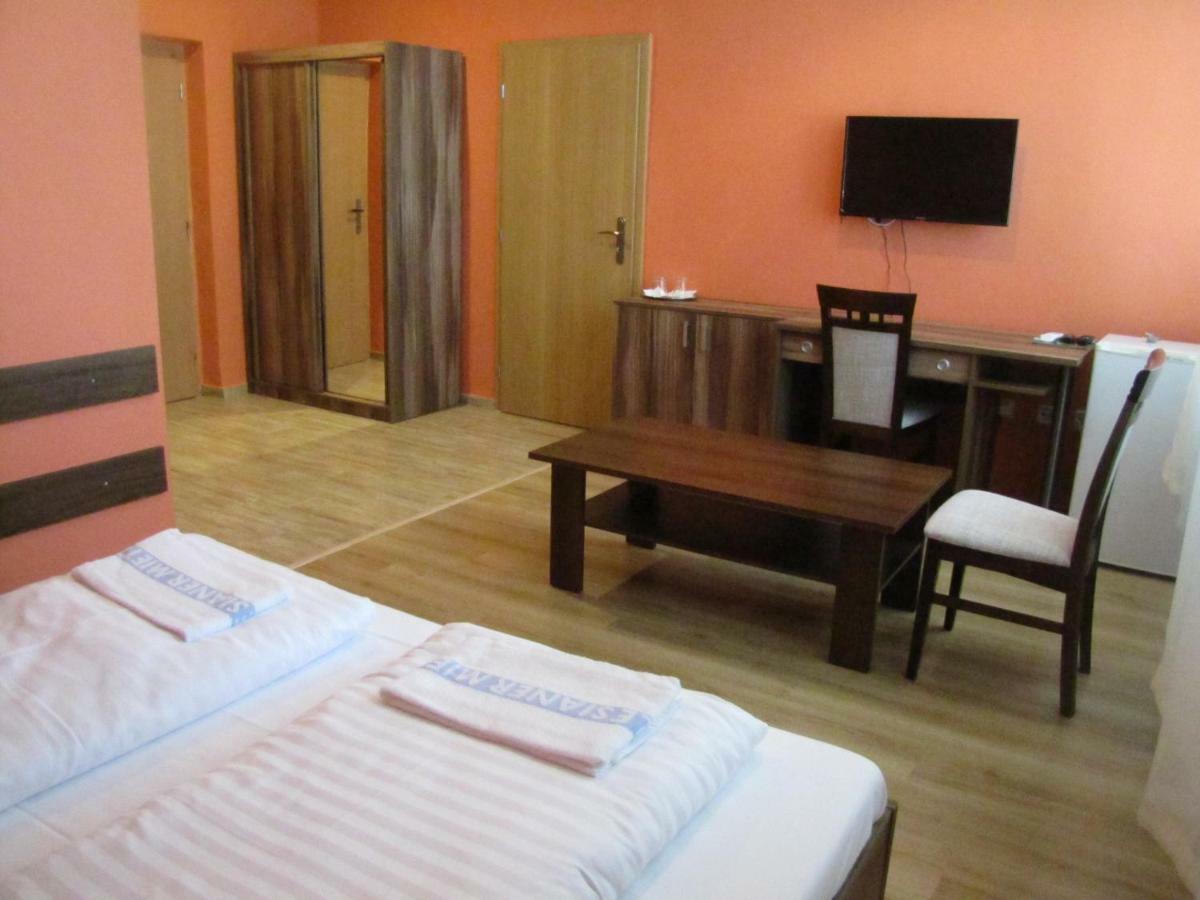 Hotel Hubert Nové Zámky Esterno foto